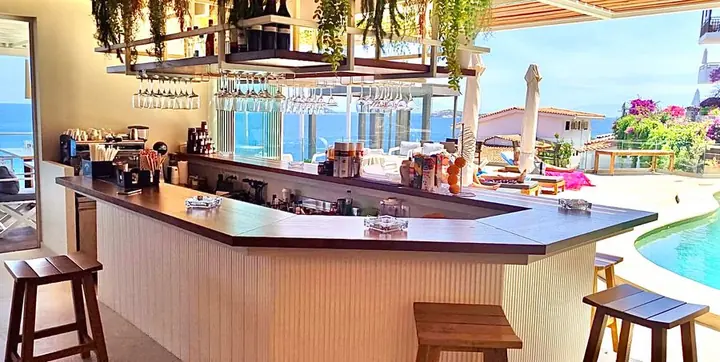 The bar with a view of the sea