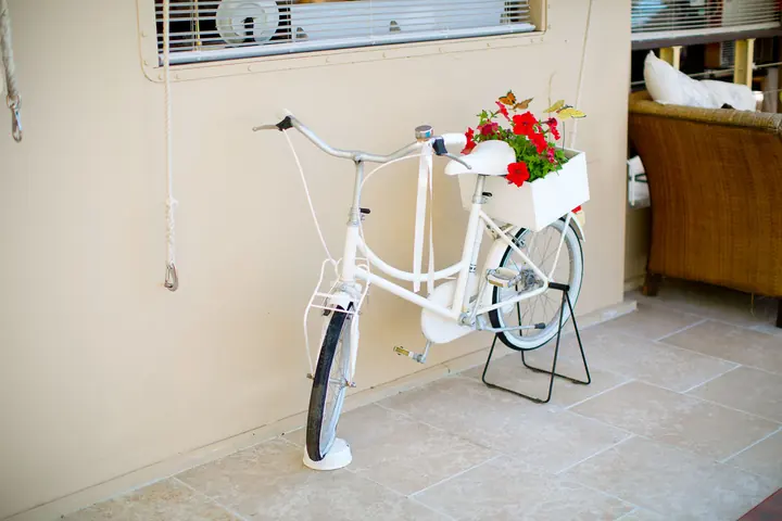 The white bicycle with geraniums