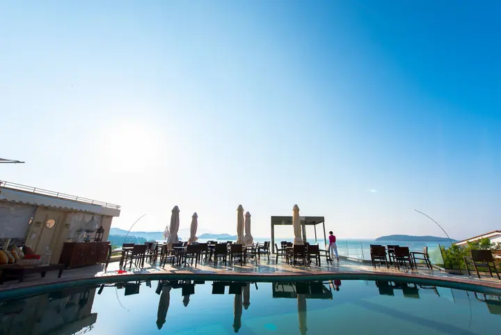 Sunbeds by the pool, facing the sea